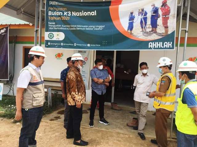 Ketua Komisi II DPRD Dharmasraya, Ade Sudarman, bersama anggota kunjungan kerja ke lokasi pembangunan islamik center.